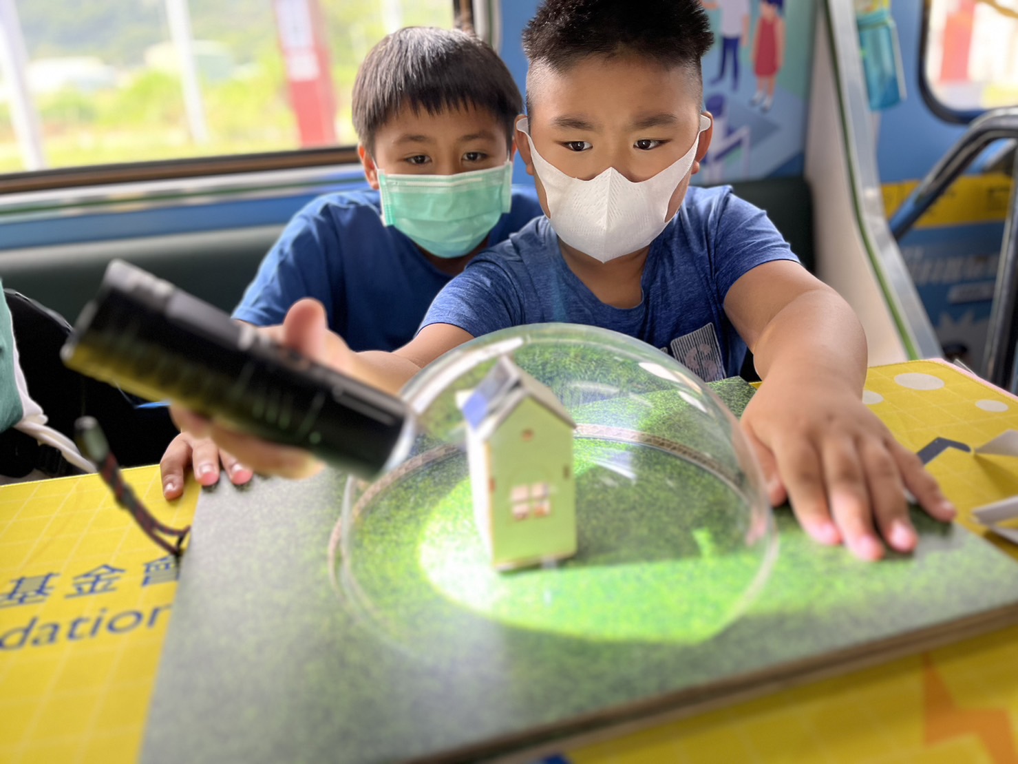 PA视讯參與基礎科學主題車廂，以STEAM教學精神，設計「逐日科學家」、「太陽能工程師」以及「淨零建築師」三大能源科普課程和實驗